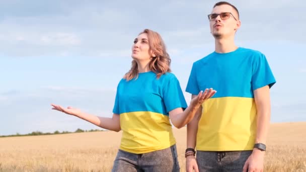 Ukraińska Rodzina Jest Ubrana Ubrania Flagi Kolorach Niebieskim Żółtym Mężczyzna — Wideo stockowe