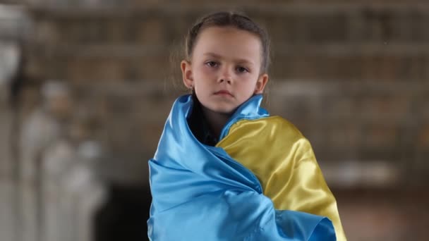 ウクライナの旗を持つ悲しい少女の肖像画 ロシアの一部への侵略を停止する要求 助けはない 戦争の子供たち ウクライナとロシアの戦争 — ストック動画