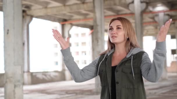 Une Jeune Fille Prie Pour Fin Guerre Guerre Ukraine Mouvement — Video