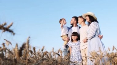 Sahada gün batımında mutlu bir aile. Ebeveynler ve çocuklar, birlikte dinlenin. Aşk ailede hüküm sürer. Çocuklar tarlada rüya görür. Güçlü ve mutlu aile kavramı