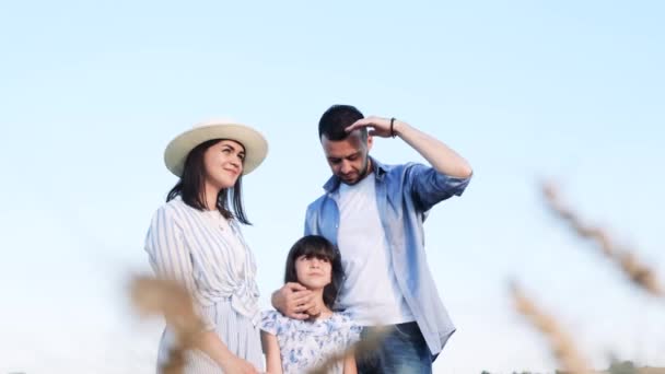 Concepto Una Familia Fuerte Feliz Feliz Familia Linda Niños Campo — Vídeos de Stock