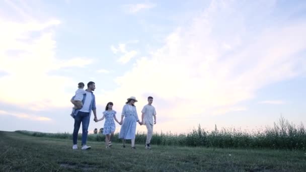 Une Famille Heureuse Marche Dans Champ Blé Ils Amusent Ensemble — Video