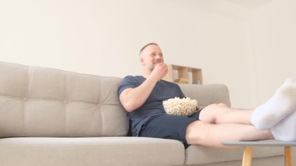 Latek Popcorn Ogląda Telewizję Odpocznij Pracy Oglądanie Telewizji — Wideo stockowe