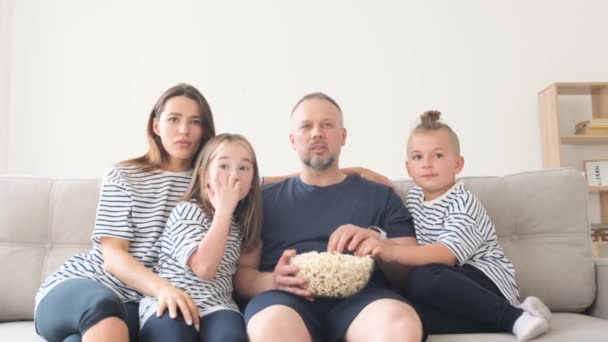 Feliz Familia Joven Viendo Televisión Con Padres Jóvenes Atractivos Sentados — Vídeos de Stock