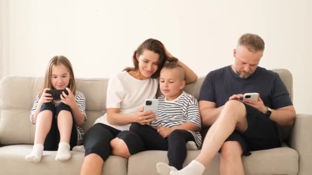 Eine Junge Familie Ist Süchtig Nach Gadgets Und Dem Internet — Stockvideo