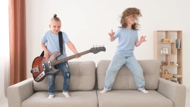 Menina Dançando Música Menino Tocando Guitarra Casa Sala Estar Crianças — Vídeo de Stock