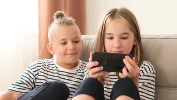 Bruder Und Schwester Schulalter Mit Smartphone Gadget Gemeinsam Auf Dem — Stockvideo