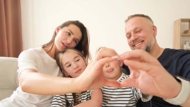Lähikuva Onnellinen Kaunis Perhe Etsii Yhdistetyn Sormet Tehdä Sydämen Muodon — kuvapankkivideo