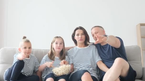 Verrukt Familie Ouders Kinderen Eten Popcorn Lachen Terwijl Zitten Bank — Stockvideo