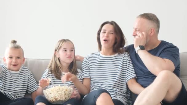 Vreugdevolle Gelukkige Blanke Familie Ontspannen Thuis Zitten Bank Met Popcorn — Stockvideo