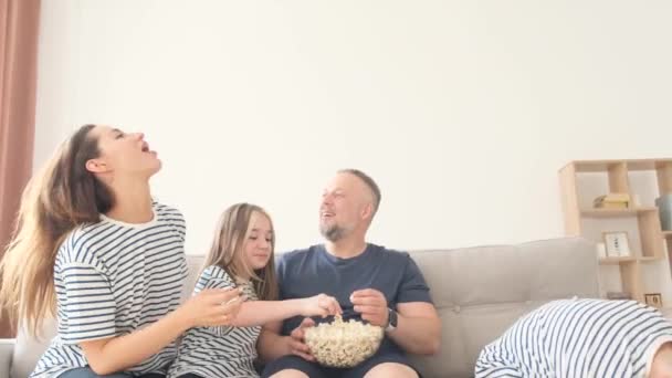 Wielka Szczęśliwa Rodzina Ciesząca Się Razem Weekendem Domu Tata Matka — Wideo stockowe