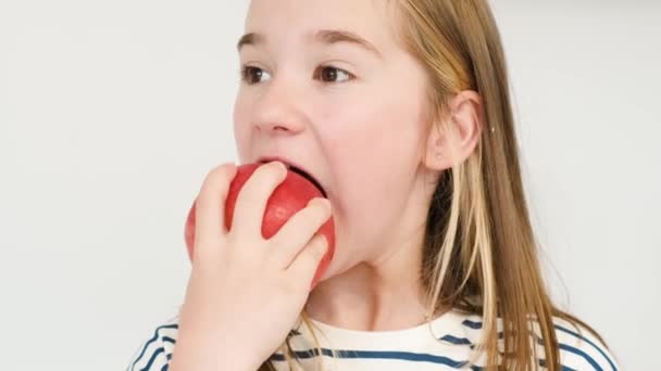 Dziewczynka Wieku Szkolnym Duże Czerwone Jabłko Pyszne Soczyste Owoce Zdrowe — Wideo stockowe