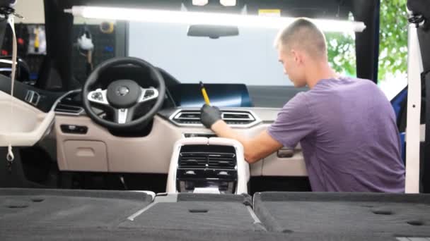 Lavador Carros Aplica Detergente Uma Cadeira Auto Jovem Limpa Interior — Vídeo de Stock