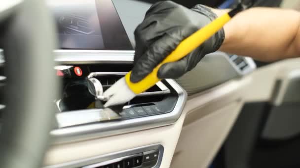 プロの労働者は ダッシュボードを拭く 近代的な車を掃除します ドライクリーニングの車 — ストック動画
