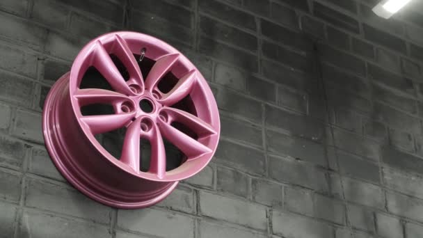 Розовый Титановый Диск Автомобиля Декоративное Оформление Комнаты Реклама Автомастерской — стоковое видео