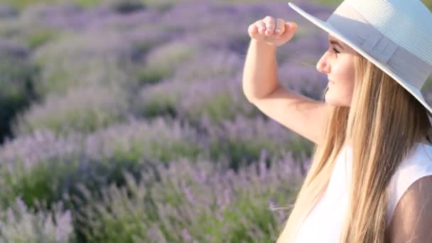 Mulher Bonita Roupas Brancas Fundo Arbustos Lavanda Menina Esconde Sol — Vídeo de Stock