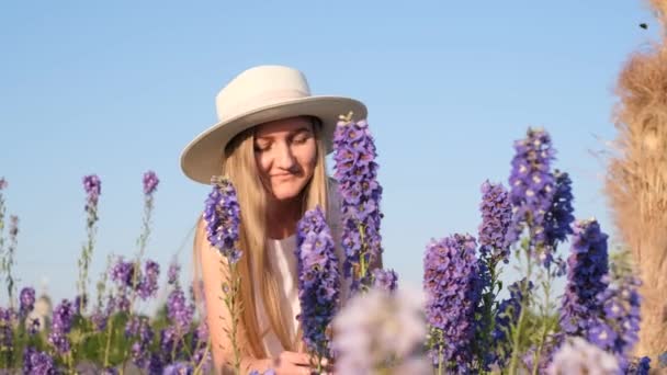 Молодая Девушка Белой Шляпе Нюхает Лавандовые Цветы Голубом Небе Восхищение — стоковое видео