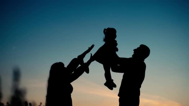 Conceito Uma Família Grande Feliz Pais Felizes Atirando Seus Filhos — Vídeo de Stock