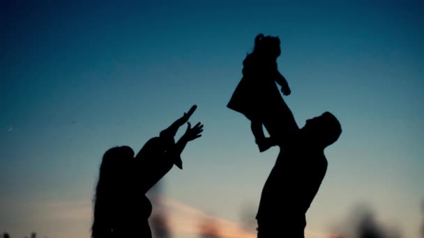 Sylwetka Szczęśliwej Dużej Rodziny Szczęśliwi Rodzice Rzucają Swoje Dzieci Tle — Wideo stockowe