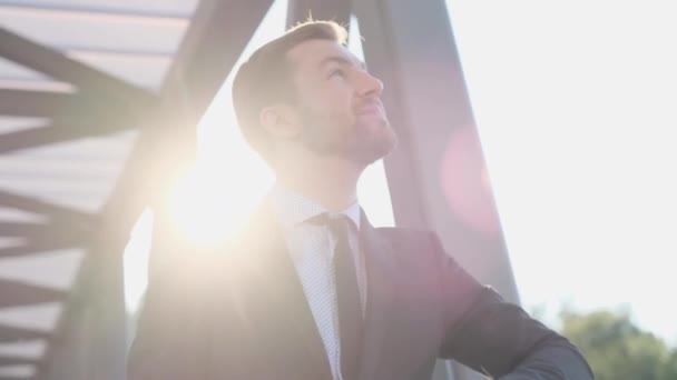 Ein Junger Mann Businesskleidung Steht Flughafenterminal Und Blickt Auf Geschäftsmann — Stockvideo