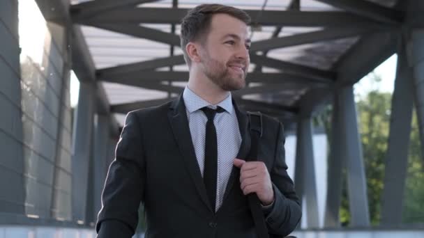 Zeitlupe Eines Jungen Eleganten Geschäftsmannes Anzug Der Mit Laptop Sonnenlicht — Stockvideo