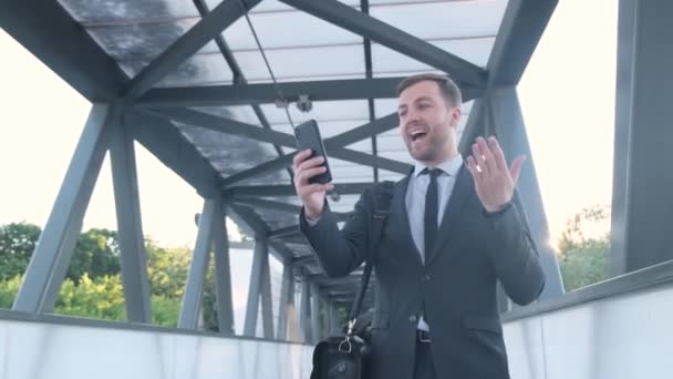 Erfolgreicher Mann Läuft Durch Das Flughafenterminal Kommuniziert Video Unterhält Sich — Stockvideo