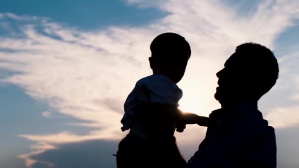 Father Son Silhouette Blue Sky Background Happy Family Child Dream — Stock Video