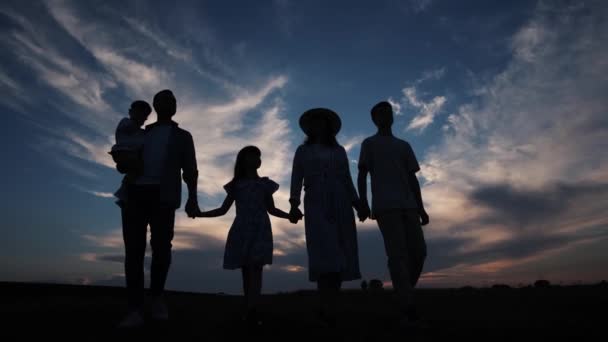 Тато Мама Діти Ходять Заході Сонця Парку Силует Батьків Дітьми — стокове відео