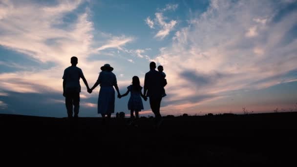 Silhouet Van Een Groot Gezin Bij Zonsondergang Ouders Met Kinderen — Stockvideo