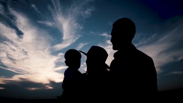 Silhuett Stor Familj Vid Solnedgången Föräldrar Med Barn Som Håller — Stockvideo