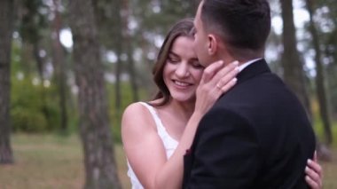 Aşık genç insanlar. Altın saat, yaz günü, sıcak. Öpüşüyorlar, sarılıyorlar ve el ele tutuşuyorlar..