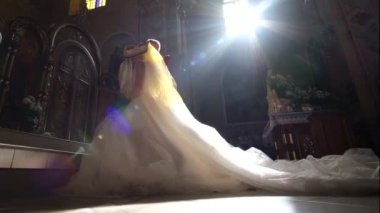 Kilisede rahiple düğün, eski kilisede Tanrı 'nın huzurunda yemin ederler. Hristiyan kilise gelenekleri. Gelin ve damat kilisedeki düğün töreninde.