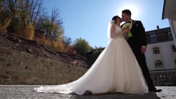 Casamento Casal Com Buquê Flores Suas Mãos Contra Pano Fundo — Vídeo de Stock