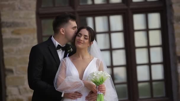 European Couple Wedding Day Exchanging Tenderly Kissing Backdrop Large Wooden — Stock Video