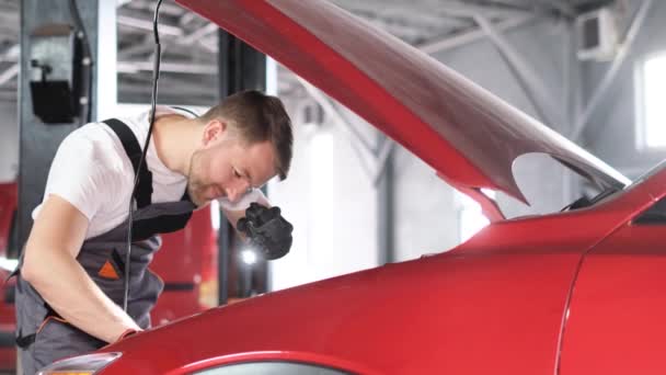 Professional Car Mechanic Examines Car Hood Flashlight Car Repair Garage — Stock Video