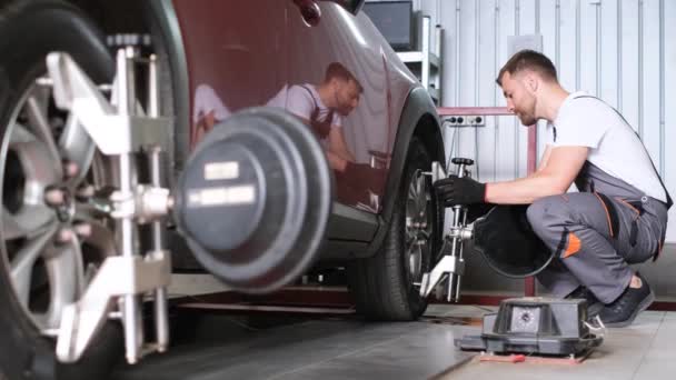 Ein Automechaniker Einer Werkstatt Befestigt Einen Wagenheber Einem Auto Professionelle — Stockvideo