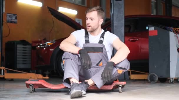 Joven Mecánico Muy Enojado Sentado Taller Quita Los Guantes Los — Vídeos de Stock