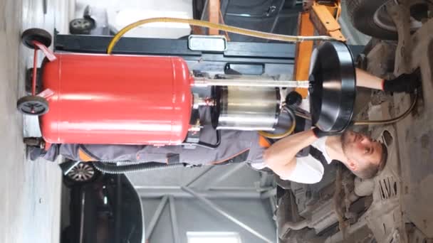 Vídeo Vertical Auto Mecánico Debajo Del Coche Reparación Profesional Automóviles — Vídeos de Stock
