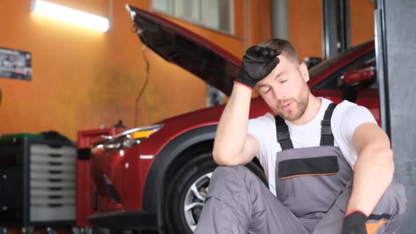 Zmęczony Mechanik Samochodowy Mężczyzna Zakończył Naprawę Samochodu Zdejmuje Rękawiczki Robocze — Wideo stockowe