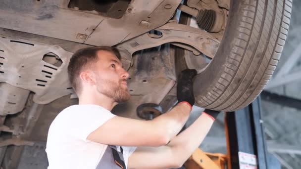 Guapo Mecánico Profesional Del Coche Inspecciona Coche Con Ascensor Durante — Vídeos de Stock