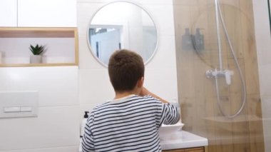 Küçük bir çocuk yatmadan önce dişlerini fırçalar. Çocuklarda diş sağlığı. Sağlıklı ağız boşluğu kavramı