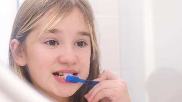 Uma Menina Escova Dentes Com Uma Escova Dentes Uma Criança — Vídeo de Stock