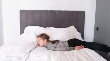 Yorgun bir çocuk yatağa gider. Çocuk depresyonda. Çocuklar sağlıklı uyur. 4k video