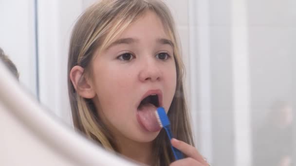 Ένα Κοριτσάκι Καθαρίζει Γλώσσα Της Οδοντόβουρτσα Ένα Παιδί Στο Μπάνιο — Αρχείο Βίντεο