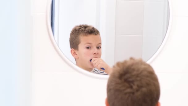 Rapaz Anos Escova Dentes Casa Banho Dentes Saudáveis Crianças Cuidados — Vídeo de Stock