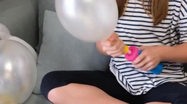Çocuk topları pompayla şişiriyor. Çocukların doğum günü kutlaması. 4k video