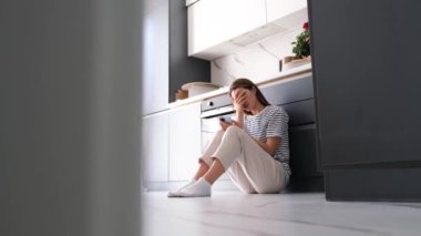 Kız, genç anneyi doğum gününde tebrik eder. Mutlu aile mutfakta dinleniyor, anne ve kız.