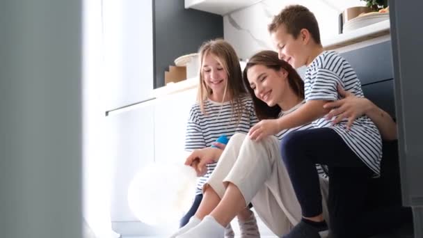 Crianças Parabenizam Jovem Mãe Seu Aniversário Família Feliz Relaxante Cozinha — Vídeo de Stock