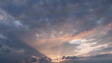Fırtınadan önceki gökyüzü. Gün batımından önce akşam gökyüzü. Kara bulutlar gökyüzünde süzülür