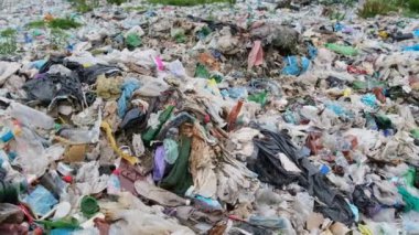 Okyanusu Avustralya 'daki Cable Beach' e getiren çöp, sahildeki bir çöp platformudur. Çevre kirliliği kavramı. Dünyadaki plastik atıkların küresel sorunu